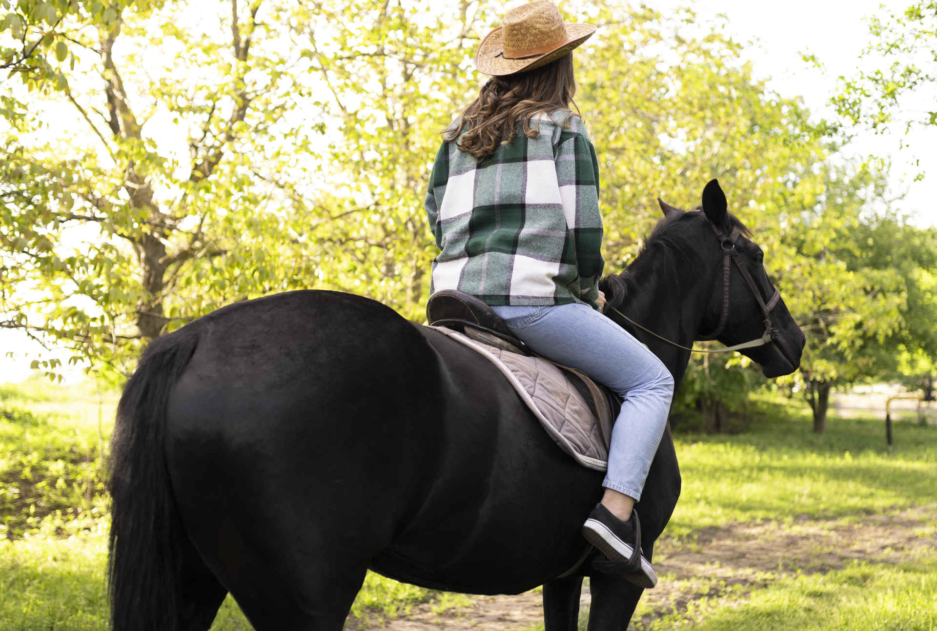 donna felice a cavallo fuori