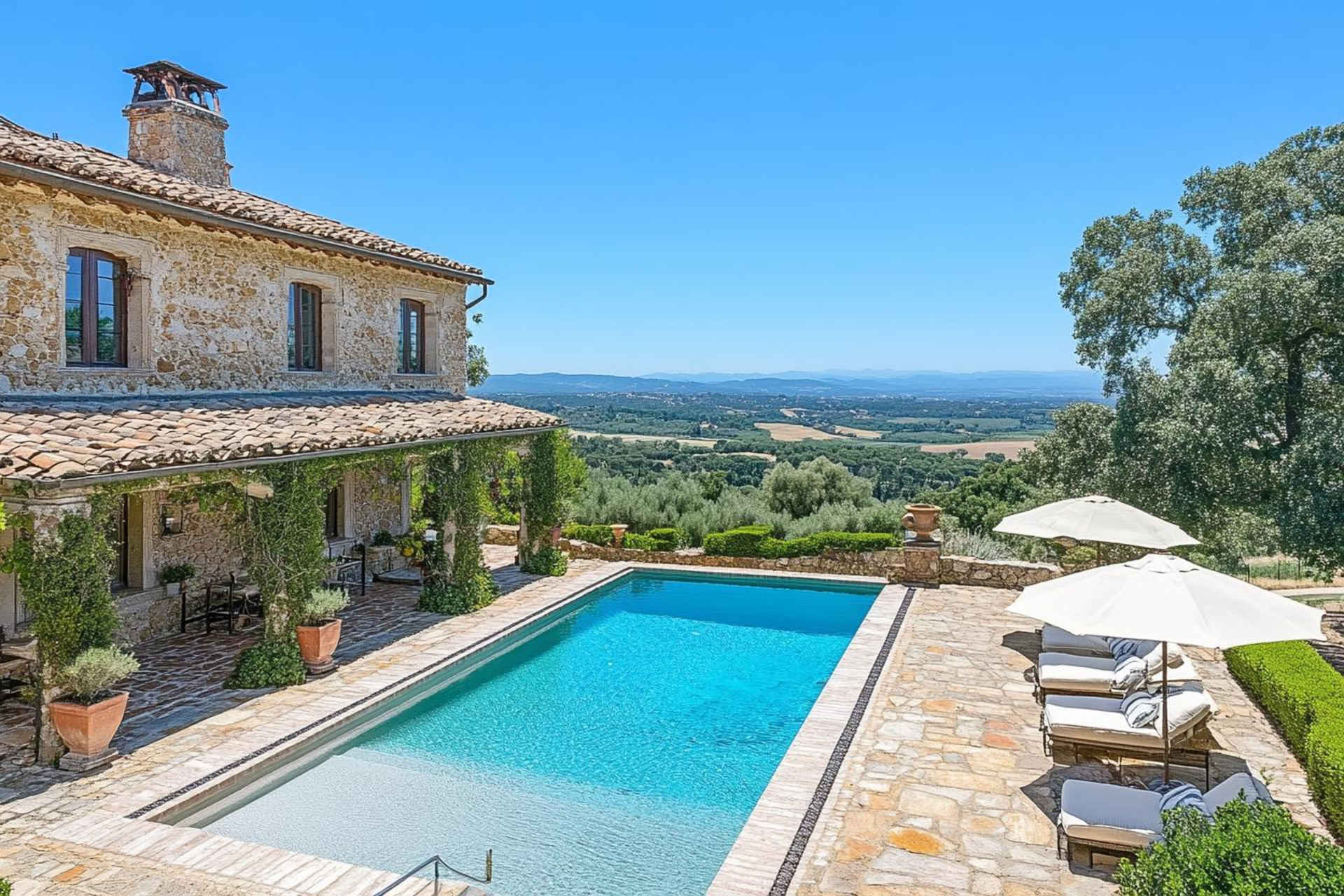 una-villa-con-una-piscina con ombrelloni e lettini con vista panoramica su paesaggio toscano